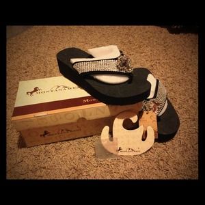 BRAND NEW Montana West flip flops!