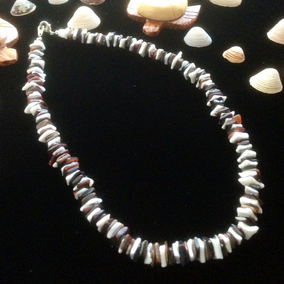 New Shell Rock Necklace White/Brown