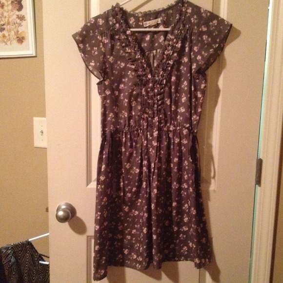 American Eagle Outfitters Dresses & Skirts - AE Chiffon SS Gray Floral Shirt Dress