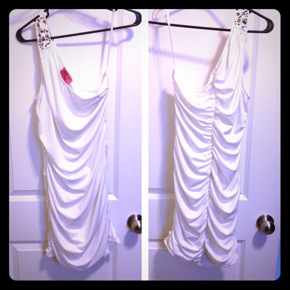 💸Sexy 💸One shoulder white dress w/embellishments