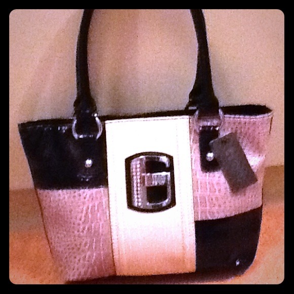 Hold😎😎😎😎🎉🎉🎈SALE🎈🎉🎉AUTHENTIC GUESS BAG!!!