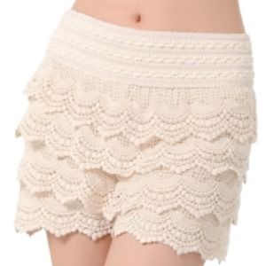 Black and creme lace short bundle