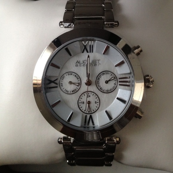 Watch NWT - Picture 2 of 4