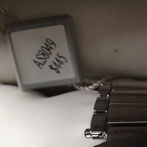 Watch NWT - Picture 3 of 4