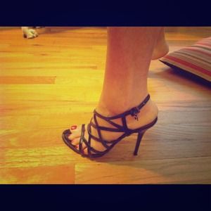 💵💵sold💵💵💵Black Guess strappy sandals.