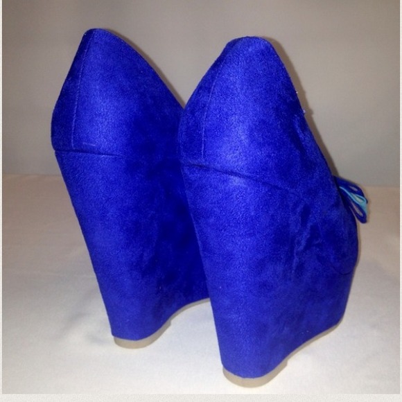 "Royalty On The Wedge" Wedges. - Picture 2 of 4