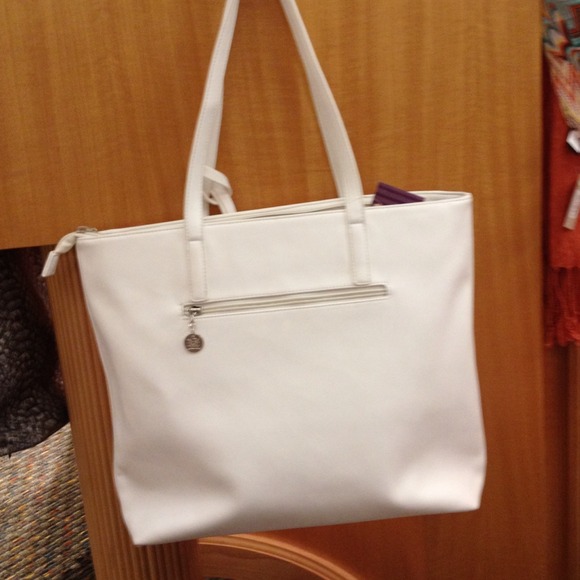 Crisp White cutout handbag! - Picture 2 of 3