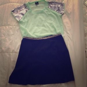 Black mini skirt w accent on the waist