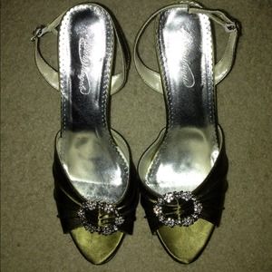 **REDUCED** Fern colored platform heels