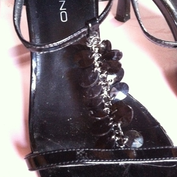 Bandolino black strappy heels - Picture 2 of 4