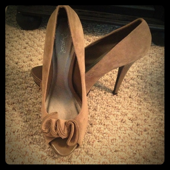 RESERVED! Nude faux suede ruffle heels brand new! - Picture 1 of 2