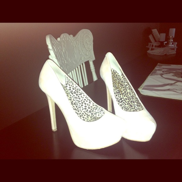 Jessica Simpson pumps