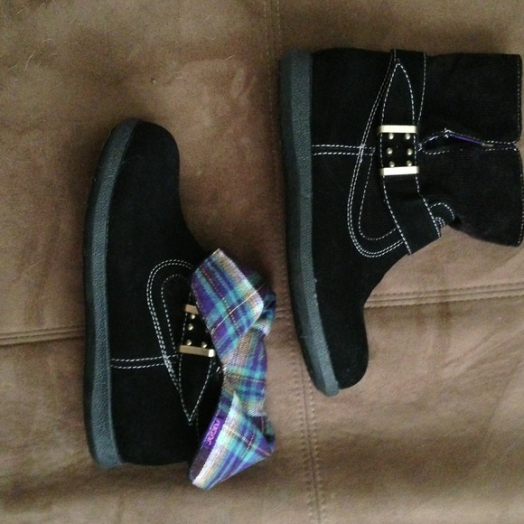 💝 Adorable ankle high, plaid boots!