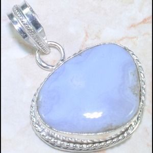 Gorgeous Ocean Hued Agate Pendant NWOT