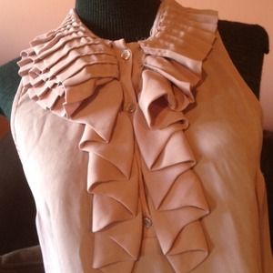 Sleeveless top with pleated ruffle collar