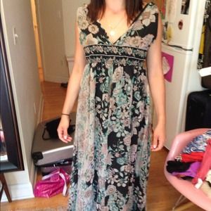 Super cute floral maxi dress!
