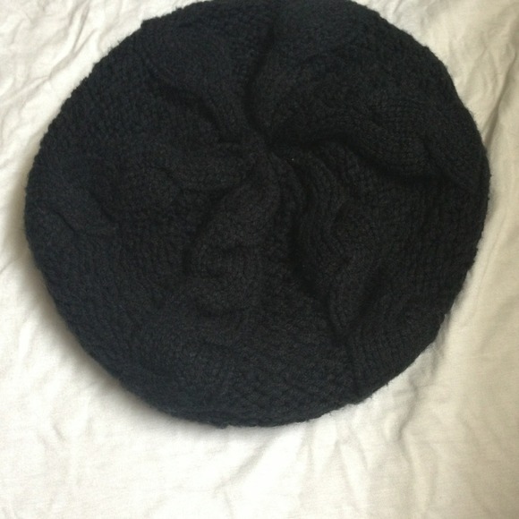 Long Graphic Tank bundled with Black Beret - Picture 2 of 3