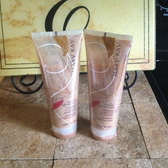 Sold MARY KAY Red Tea & Fig Bodywash