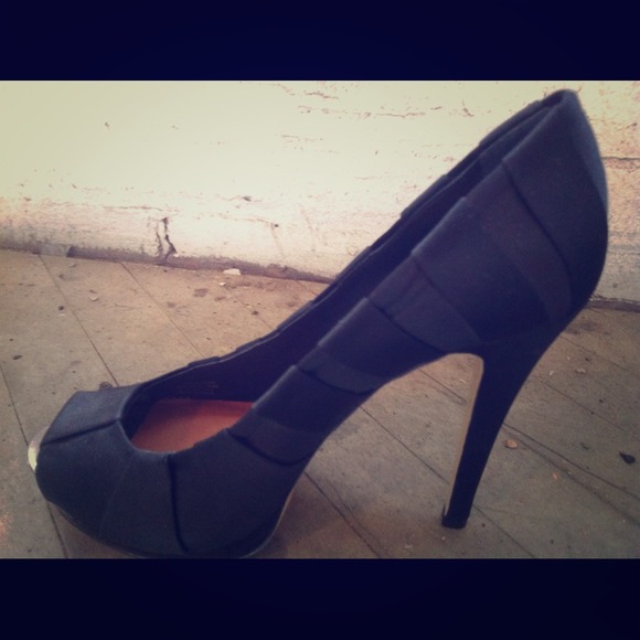BCBG MAXAZRIA black satin platform pumps - Picture 1 of 3
