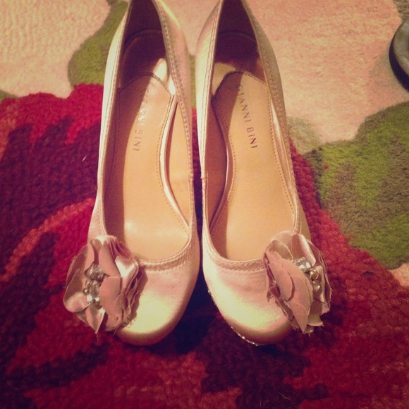 Worn once Gianni bin heels! Size 7!