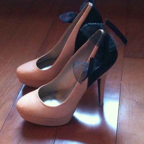 Tan & Black Rachel Roy Pumps - Picture 2 of 4