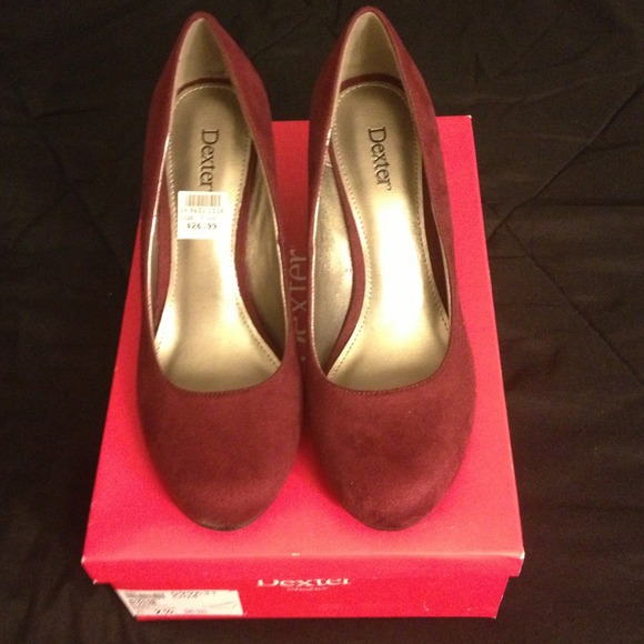 Burgundy low heel closes toe shoes! Brand new!!