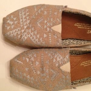 ON HOLD! ❤️ Trible TOMS