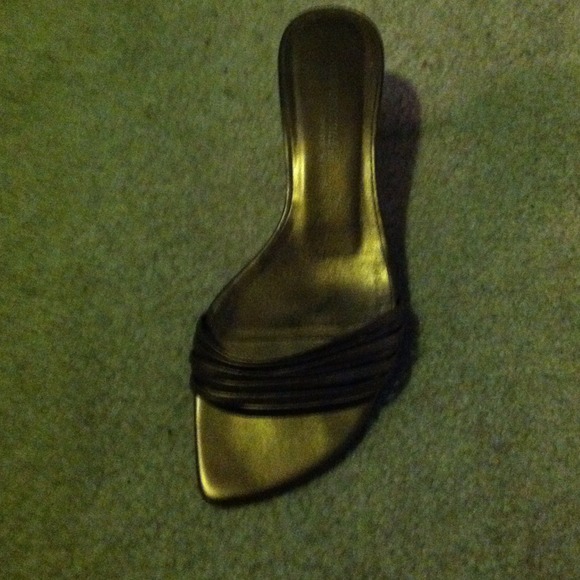 Kenneth Cole Gold Metallic Sandals, Size 8 - Picture 2 of 3