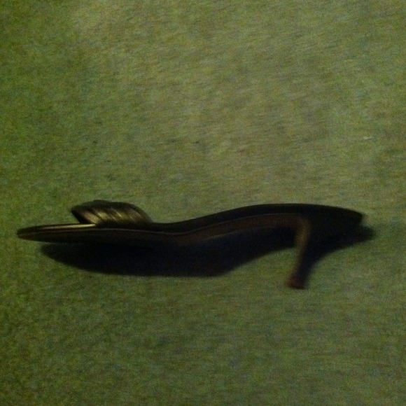 Kenneth Cole Gold Metallic Sandals, Size 8 - Picture 3 of 3