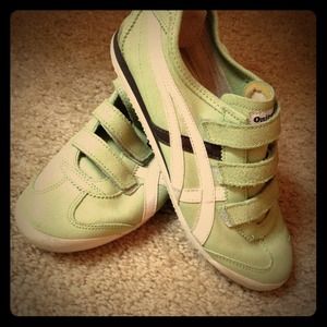 ASIC tiger Velcro shoes sz 8 1/2