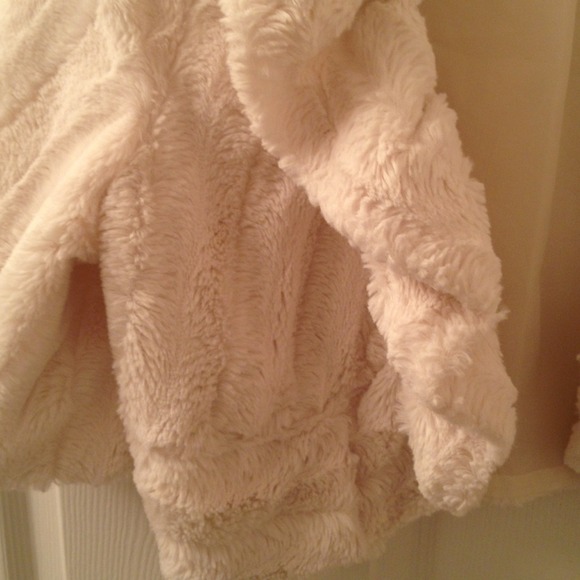 Faux Fur Ruffle Bolero - Picture 3 of 3