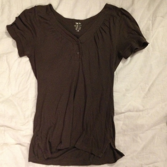 gray shirt