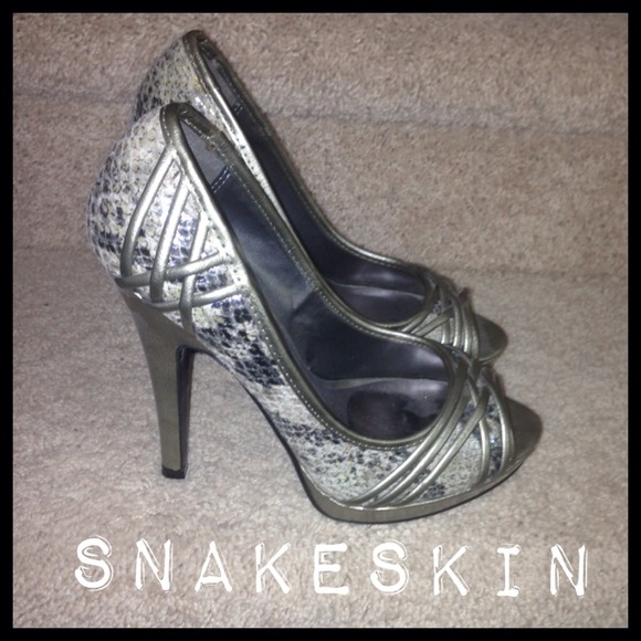 ⛔SOLD IN BUNDLE⛔Snakeskin heels!