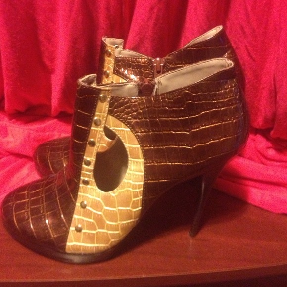 Brown and gold tan Michael Antonio 2" heel.
