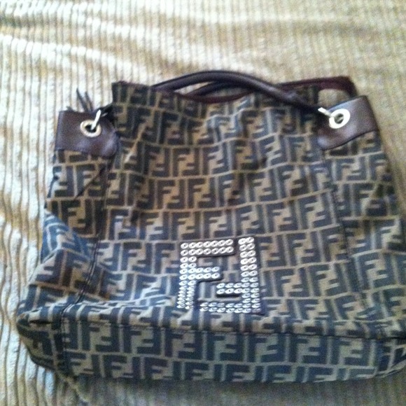 Shoulder bag w " fendi" print.