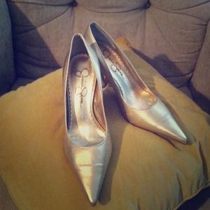 Gold pumps