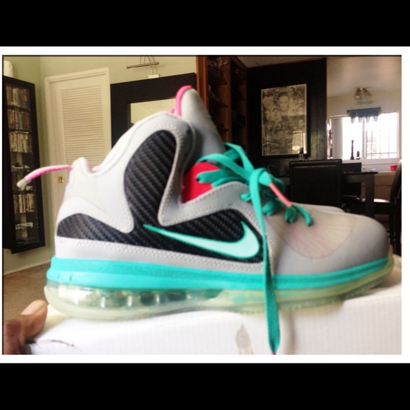 Nike woman's Lebron 9 elite - Picture 2 of 4