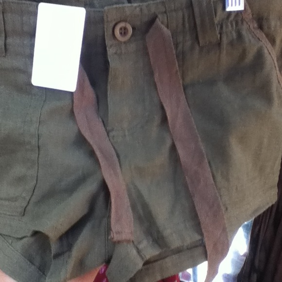 Shorts - Picture 3 of 4