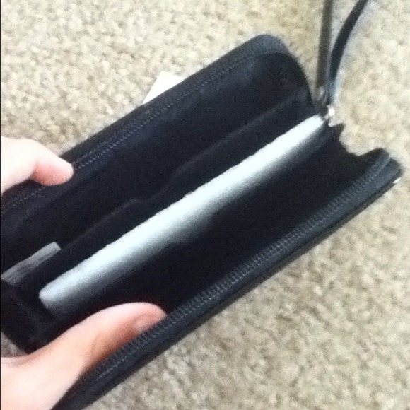 🌟FINAL REDUCTION🌟NY&C Black Wristlet - Picture 2 of 4
