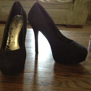 Black pumps