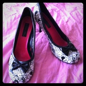 For cara2500 👠Black &White Skull Heels w/bows