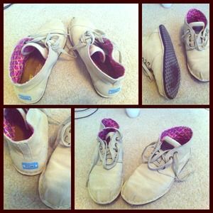 Toms khaki suede desert botas.