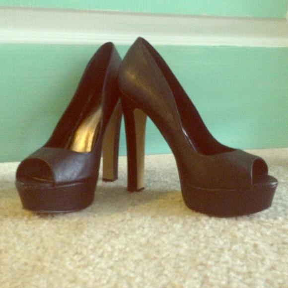 NEVER WORN!! Black ZigiSoho heels, leather!