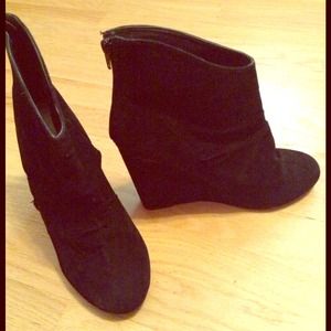 Velvet zip-up black wedges