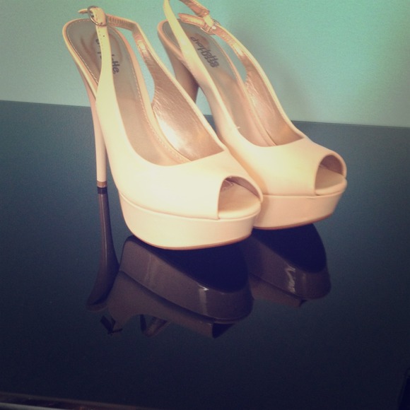 Nude Peek toes pumps