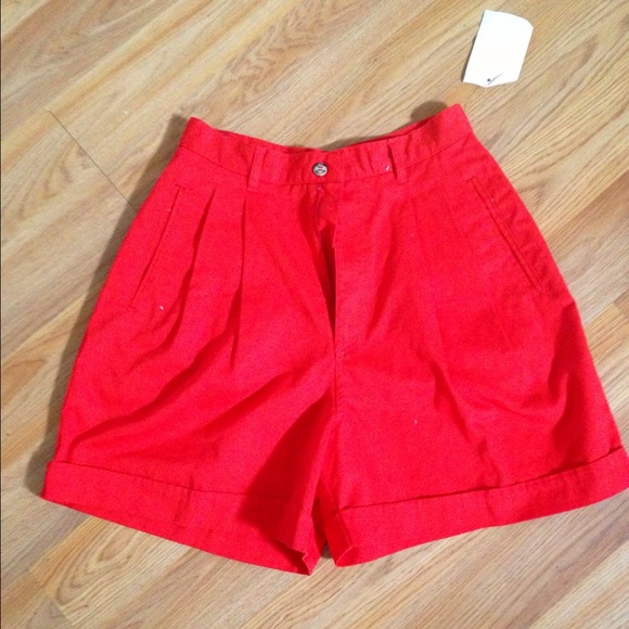 High waist red pleated shorts - Picture 1 of 1
