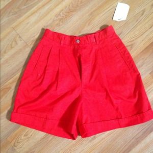 High waist red pleated shorts