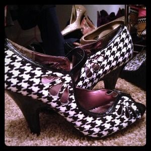 White/Black plaid pee toe🚫Trades
