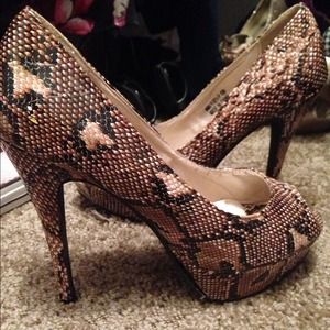 Snakeskin Peep toe