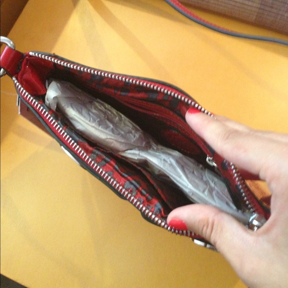 💥Bundled! Fab Patent Leather Crossbody Bag - Picture 3 of 4